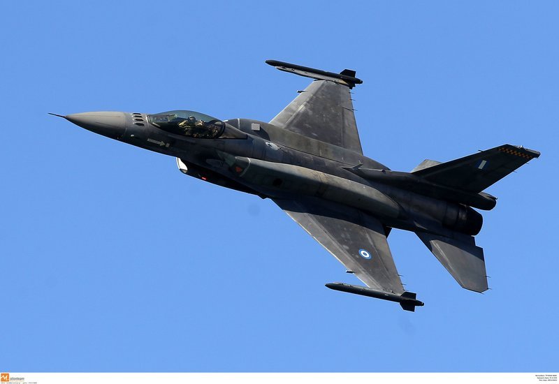 Σε απόλυτη ετοιμότητα ο πιλότος του F-16