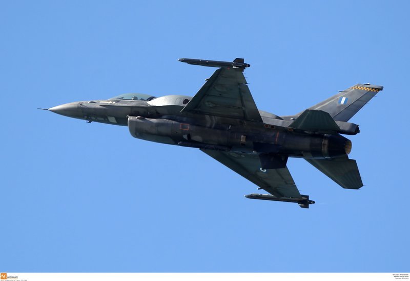 Κάτοικοι και επισκέπτες της Θεσσαλονίκης απολαμβάνουν την πτήση του F-16