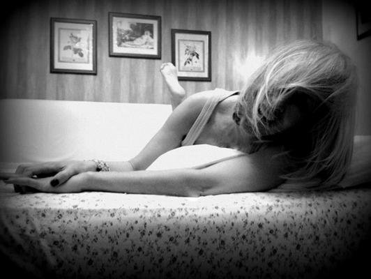 Ελληνίδα τραγουδίστρια διαβάζει ποιήση φορώντας ροζ εσώρουχα [εικόνες] | iefimerida.gr 2