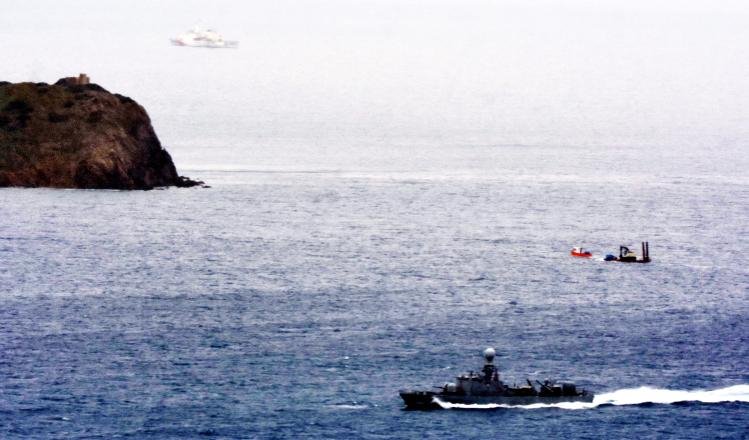 Οι Τούρκοι μεταφέρουν με πλωτή πλατφόρμα εκσκαφείς και μπουλντόζες στη νησίδα Τσαβούς [εικόνες] | iefimerida.gr 0