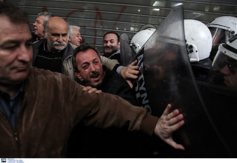 Με πανό κατά Τσίπρα-Καμμένου και με ασθενή σε καρότσα η διαμαρτυρία των γιατρών [εικόνες] | iefimerida.gr 5