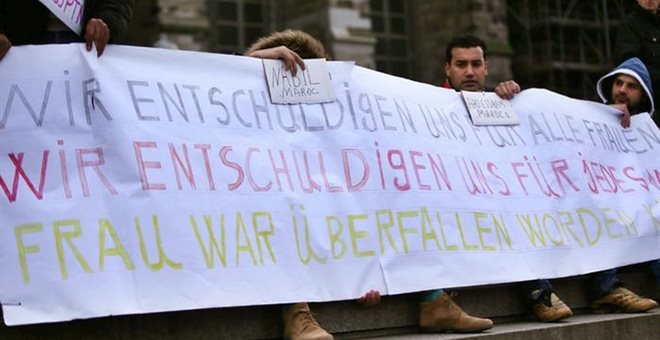 Γερμανία: Σύροι πρόσφυγες διαμαρτύρονται για τις σεξουαλικές επιθέσεις στη Γερμανία [εικόνες&βίντεο]  | iefimerida.gr 1