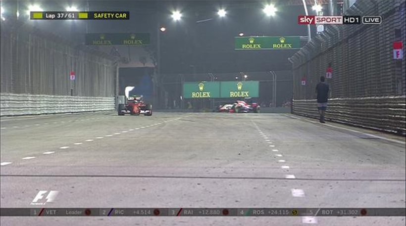 Μπούκαρε στην πίστα της F1 για μια... βόλτα! [βίντεο & εικόνες] | iefimerida.gr 0