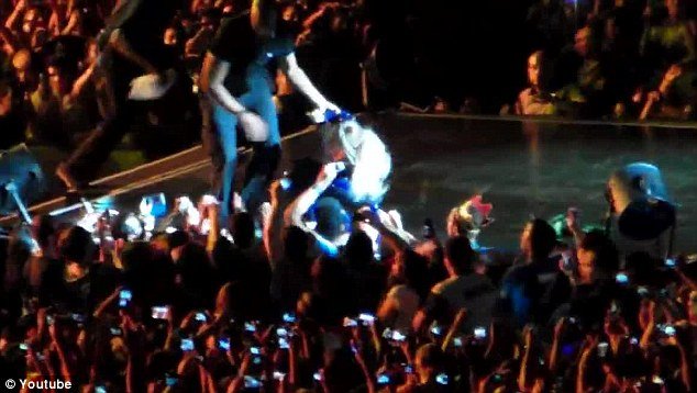 Θερμόαιμος θαυμαστής της Μπιγιονσέ τραβάει τη ντίβα από τη πίστα και εκείνη σωριάζεται [βίντεο + εικόνες] | iefimerida.gr 3