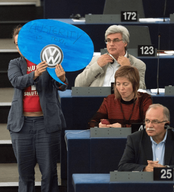 Σήκωσαν πλακάτ για τη Μέρκελ στο Ευρωκοινοβούλιο  - Η λιτότητα είναι τοξική [εικόνα] | iefimerida.gr 0