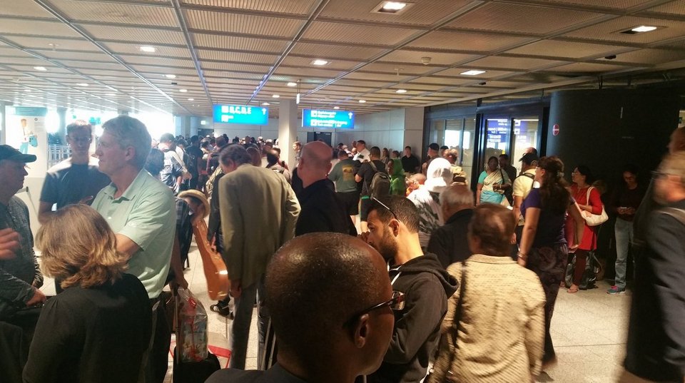 Εκκενώθηκαν δύο σημεία του αεροδρομίου της Φρανκφούρτης -Ενας άνδρας παραβίασε την ασφάλεια [εικόνες & βίντεο] | iefimerida.gr 1