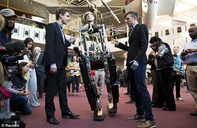 Φρανκ: Ο πρώτος βιονικός άνθρωπος που περπατάει, μιλάει και διαθέτει καρδιά που χτυπάει [εικόνες]  | iefimerida.gr 2