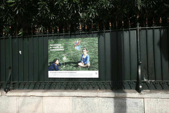 Πανό στα κάγκελα της Γαλλικής Πρεσβείας -Το κλίμα αλλάζει, ο πλανήτης κινδυνεύει | iefimerida.gr 1