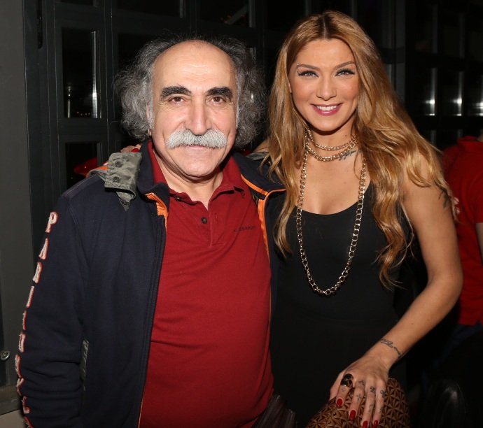 Κόντρες στην σκηνή της Eurovision-Ποιά τραγουδίστρια δεν έδινε καν το χέρι στην άλλη [βίντεο]  | iefimerida.gr 0