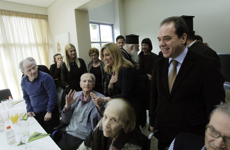 Ο Αρχιεπίσκοπος Ιερώνυμος με την Φώφη Γεννηματά στο Καρέλλειο Πρότυπο Κέντρο Alzheimer της «Αποστολής» | iefimerida.gr 3