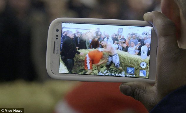 Γυμνοί, ματωμένοι, βίαιοι και θυμωμένοι: Το πραγματικό Fight Club ανθεί στην Αγγλία και δεν έχει κανόνες [εικόνες] | iefimerida.gr 3