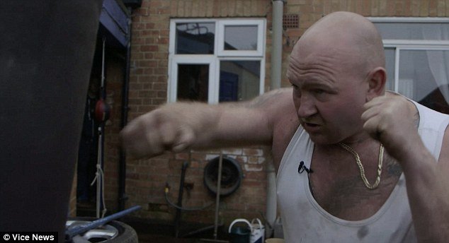 Γυμνοί, ματωμένοι, βίαιοι και θυμωμένοι: Το πραγματικό Fight Club ανθεί στην Αγγλία και δεν έχει κανόνες [εικόνες] | iefimerida.gr 4