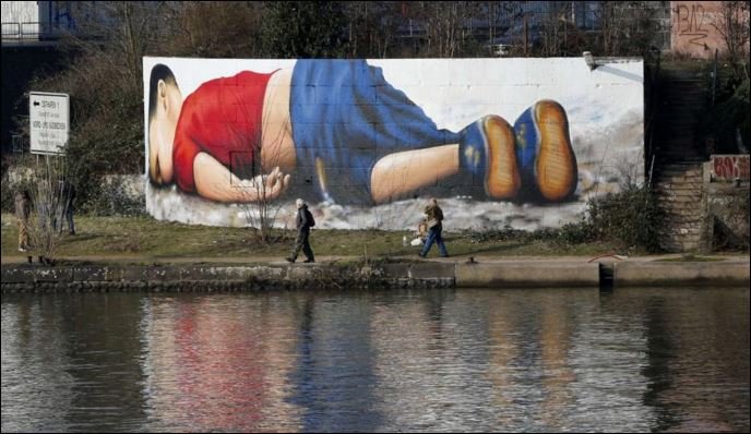 Εγινε γκράφιτι στη Φρανκφούρτη ο μικρός Αϊλάν [εικόνες] | iefimerida.gr 0