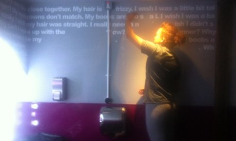 «Τα καθαρτικά είναι σίγουρα η λύση» -Μπαρ έγραψε μισογυνικά μηνύματα στις γυναικείες τουαλέτες [εικόνες] | iefimerida.gr 0