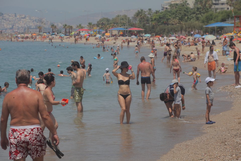Στις παραλίες του Φαλήρου η Αθήνα... αναστενάζει – Φωτορεπορτάζ υπό τον ήλιο [εικόνες] | iefimerida.gr 2