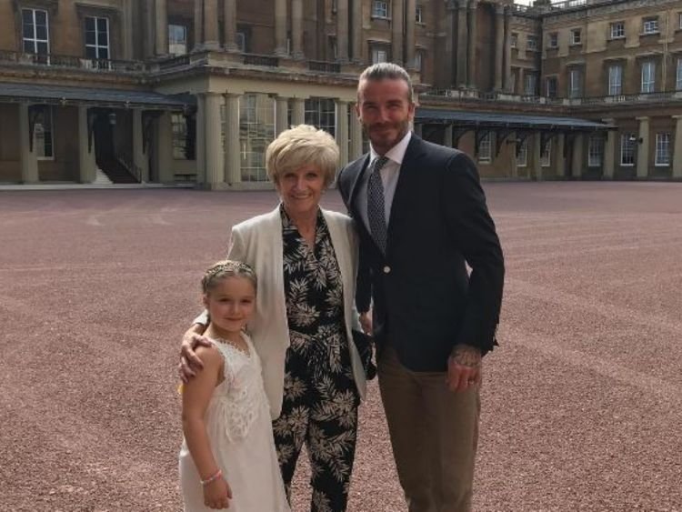 «Εμετός», «σέρνετε το παλάτι στη λάσπη»: Σάλος με το πάρτι της Χάρπερ Μπέκαμ στο Μπάκιγχαμ -Ποιος πρίγκιπας το παραχώρησε [εικόνες] | iefimerida.gr 1