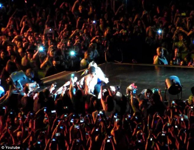 Θερμόαιμος θαυμαστής της Μπιγιονσέ τραβάει τη ντίβα από τη πίστα και εκείνη σωριάζεται [βίντεο + εικόνες] | iefimerida.gr 2