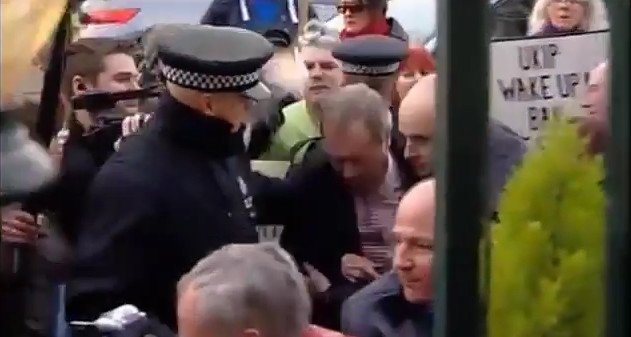 Διαδηλωτές επιτέθηκαν και χτύπησαν με πλακάτ στο κεφάλι τον Ευρωβουλευτή που είχε επιτεθεί στον Σαμαρά [εικόνες&βίντεο] | iefimerida.gr 1