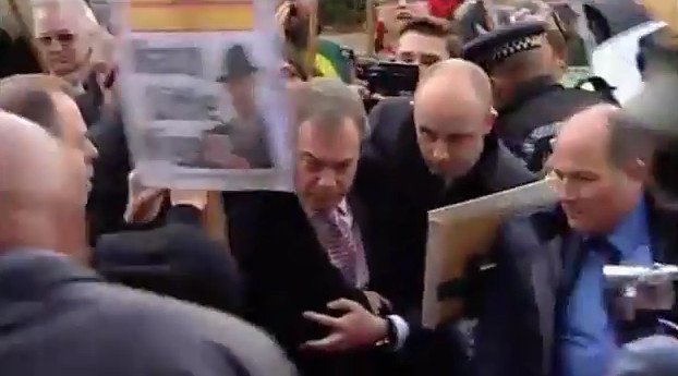 Διαδηλωτές επιτέθηκαν και χτύπησαν με πλακάτ στο κεφάλι τον Ευρωβουλευτή που είχε επιτεθεί στον Σαμαρά [εικόνες&βίντεο] | iefimerida.gr 0