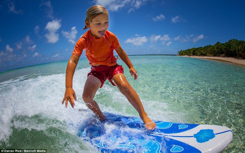 Μια μοναδική φιλία στα 500 μέτρα βάθος-Τα παιδιά που κολυμπούν με φάλαινες 40 τόνων [εικόνες] | iefimerida.gr 8