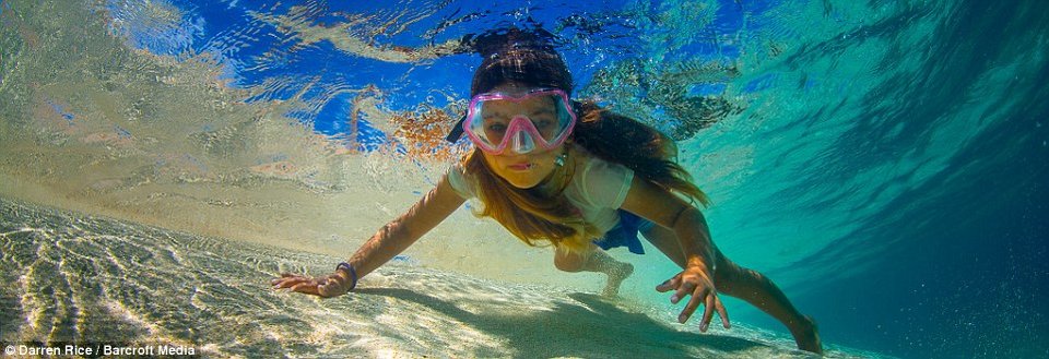 Μια μοναδική φιλία στα 500 μέτρα βάθος-Τα παιδιά που κολυμπούν με φάλαινες 40 τόνων [εικόνες] | iefimerida.gr 9