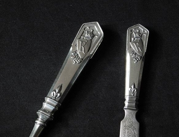 Πώς δύο μαχαίρια Φαμπερζέ του 1900 γλίτωσαν από θαύμα το χυτήριο των μπολσεβίκων [εικόνες & βίντεο] | iefimerida.gr 1