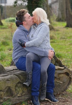 Το δίκτυο ενώνει: 67χρονη παντρεύεται 29χρονο που γνώρισε στο facebook [εικόνες] | iefimerida.gr 0