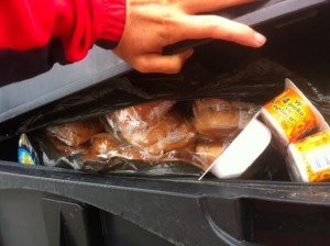 Η απίστευτη ιστορία ενός γάλλου ακτιβιστή που γύρισε με ποδήλατο την Ευρώπη, τρώγοντας από τα σκουπίδια [εικόνες] | iefimerida.gr 2