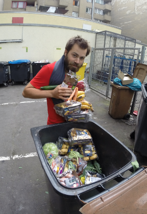 Η απίστευτη ιστορία ενός γάλλου ακτιβιστή που γύρισε με ποδήλατο την Ευρώπη, τρώγοντας από τα σκουπίδια [εικόνες] | iefimerida.gr 0