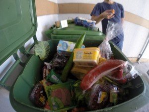 Η απίστευτη ιστορία ενός γάλλου ακτιβιστή που γύρισε με ποδήλατο την Ευρώπη, τρώγοντας από τα σκουπίδια [εικόνες] | iefimerida.gr 8