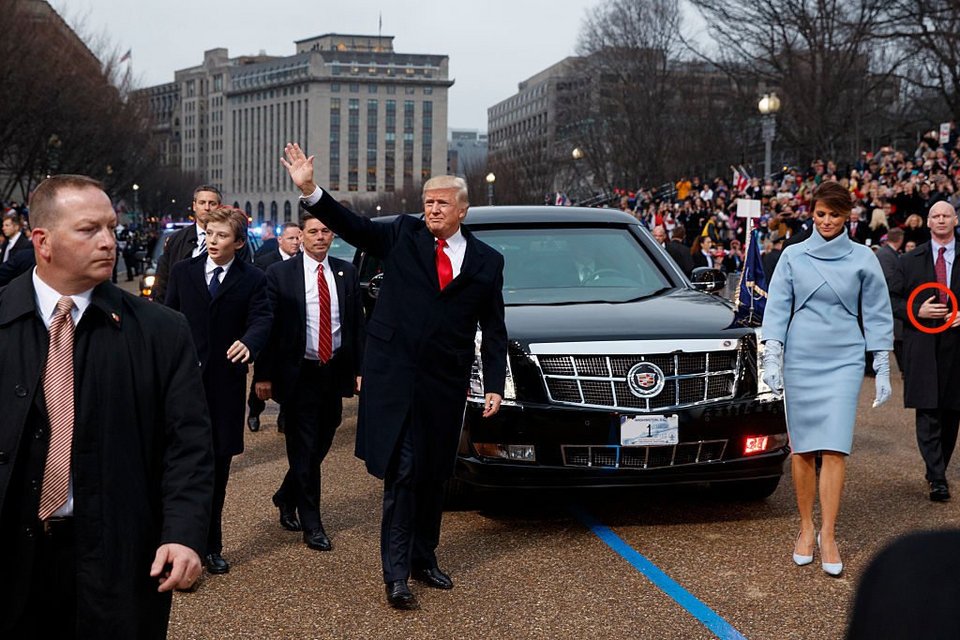 Το ψεύτικο χέρι του σωματοφύλακα του Τραμπ – Ετοιμος να πυροβολήσει ανά πάσα στιγμή [βίντεο] | iefimerida.gr 1