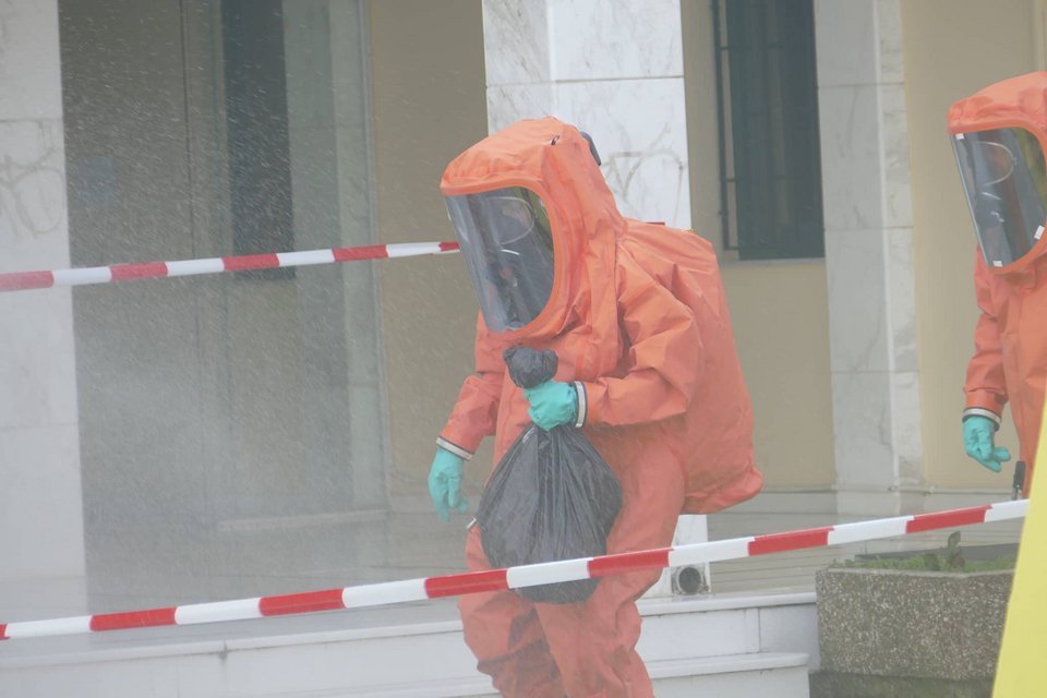 Καρέ - καρέ η απομάκρυνση του ύποπτου φακέλου από το ΤΕΙ Θεσσαλίας [εικόνες] | iefimerida.gr 0