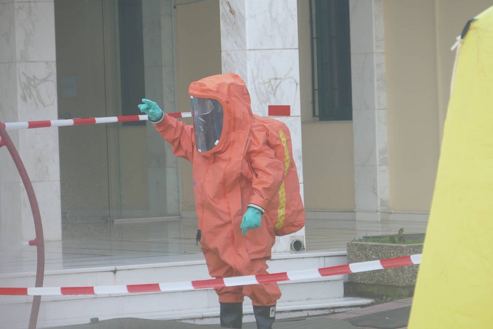 Καρέ - καρέ η απομάκρυνση του ύποπτου φακέλου από το ΤΕΙ Θεσσαλίας [εικόνες] | iefimerida.gr 1