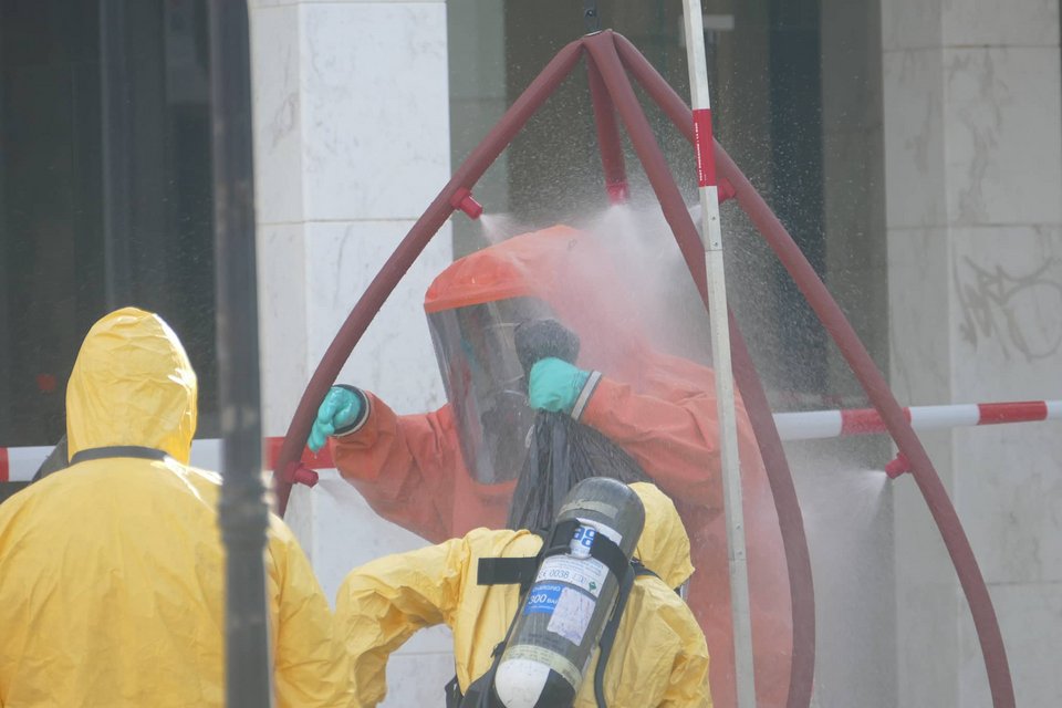 Καρέ - καρέ η απομάκρυνση του ύποπτου φακέλου από το ΤΕΙ Θεσσαλίας [εικόνες] | iefimerida.gr 3