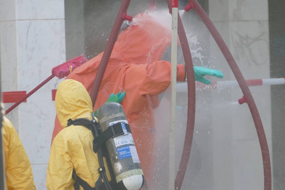 Καρέ - καρέ η απομάκρυνση του ύποπτου φακέλου από το ΤΕΙ Θεσσαλίας [εικόνες] | iefimerida.gr 4