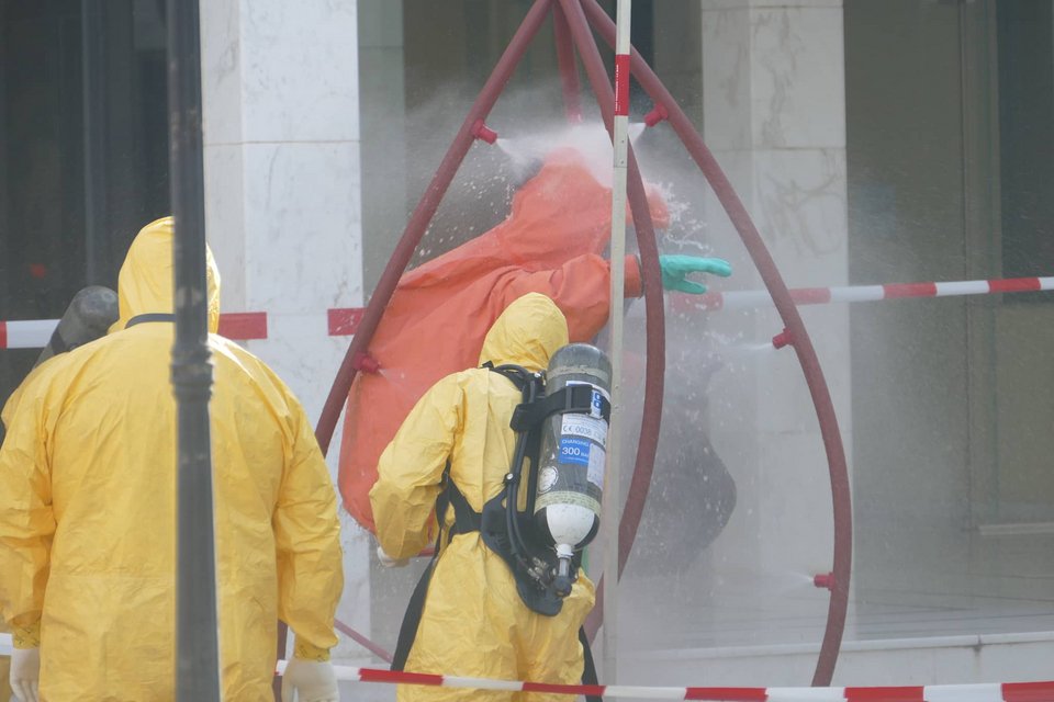 Καρέ - καρέ η απομάκρυνση του ύποπτου φακέλου από το ΤΕΙ Θεσσαλίας [εικόνες] | iefimerida.gr 5