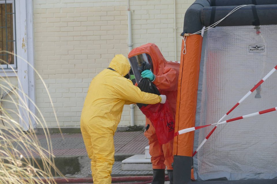 Καρέ - καρέ η απομάκρυνση του ύποπτου φακέλου από το ΤΕΙ Θεσσαλίας [εικόνες] | iefimerida.gr 6