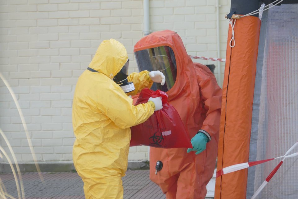 Καρέ - καρέ η απομάκρυνση του ύποπτου φακέλου από το ΤΕΙ Θεσσαλίας [εικόνες] | iefimerida.gr 7