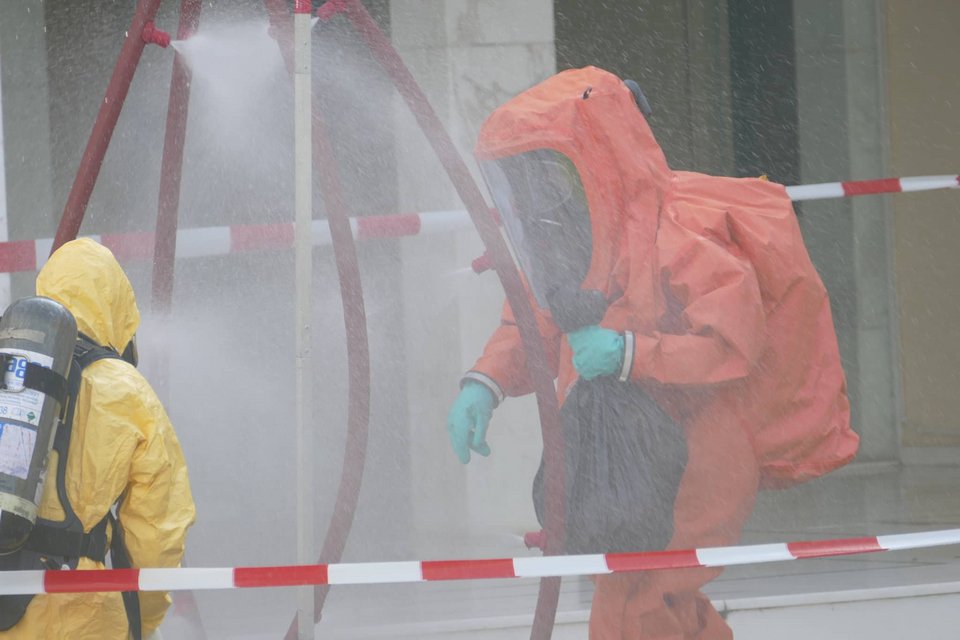 Καρέ - καρέ η απομάκρυνση του ύποπτου φακέλου από το ΤΕΙ Θεσσαλίας [εικόνες] | iefimerida.gr 2