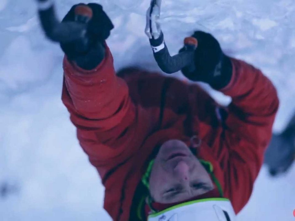 Παράτολμος ορειβάτης κάνει αναρρίχηση σε πάγο και προκαλεί ίλιγγο -Κάμερα κατέγραψε μια θεαματική πτώση του [εικόνες&βίντεο]   | iefimerida.gr 1