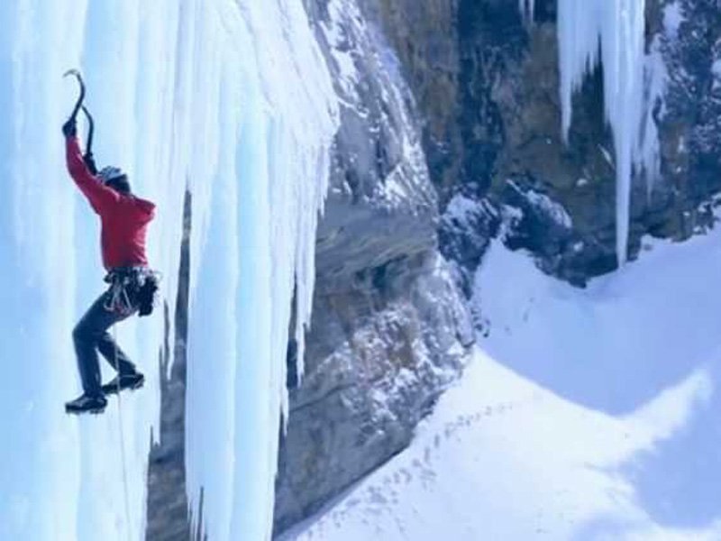 Παράτολμος ορειβάτης κάνει αναρρίχηση σε πάγο και προκαλεί ίλιγγο -Κάμερα κατέγραψε μια θεαματική πτώση του [εικόνες&βίντεο]   | iefimerida.gr 0
