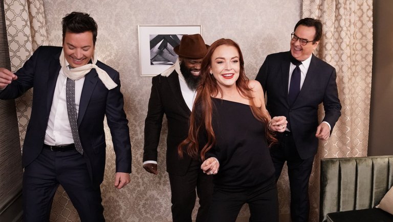 Η Λίντσεϊ Λόχαν χορεύει μυκονιάτικο χορό στην εκπομπή του Τζίμι Φάλον [βίντεο] | iefimerida.gr 0