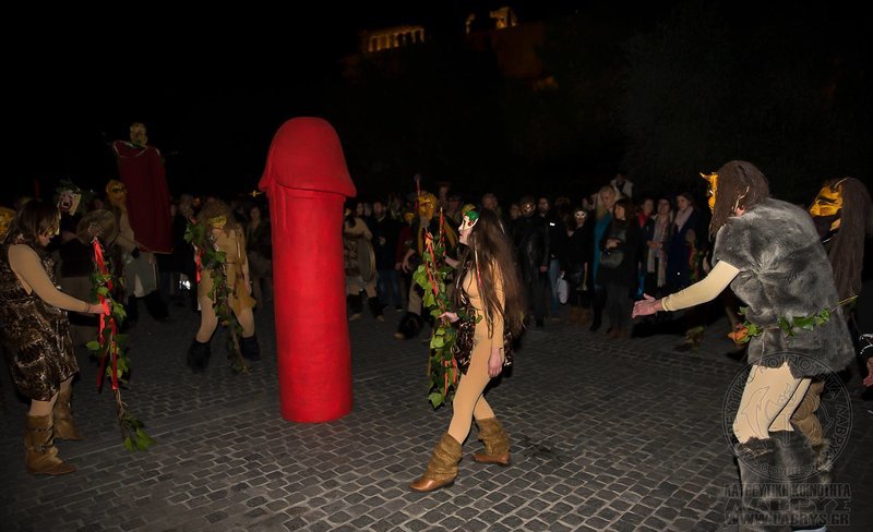 Οπαδοί του Διονύσου έκαναν περιφορά ενός τεράστιου... φαλλού στο κέντρο της Αθήνας [εικόνες] | iefimerida.gr 5