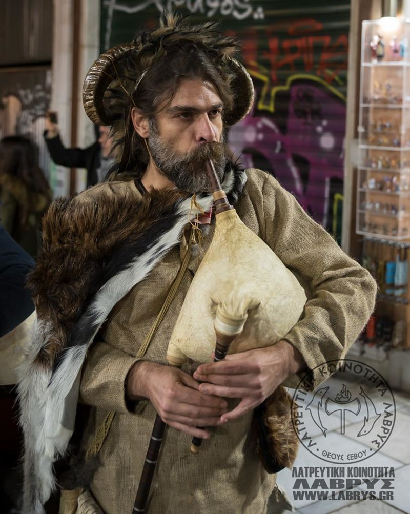 Οπαδοί του Διονύσου έκαναν περιφορά ενός τεράστιου... φαλλού στο κέντρο της Αθήνας [εικόνες] | iefimerida.gr 4