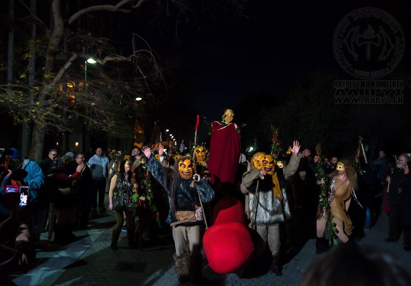 Οπαδοί του Διονύσου έκαναν περιφορά ενός τεράστιου... φαλλού στο κέντρο της Αθήνας [εικόνες] | iefimerida.gr 1