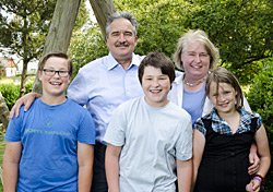 Ο γερμανός βουλευτής που είναι ξετρελαμένος με τα σταφύλια της Κρήτης -Τρύγησε, τα γεύτηκε και τα πήγε δώρο στη γερμανική βουλή [εικόνες] | iefimerida.gr 0