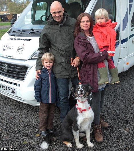 Οικογένεια πούλησε το σπίτι της και γυρίζει την Ευρώπη για να γνωρίσει τους φίλους της στο Facebook [βίντεο & εικόνες] | iefimerida.gr 1