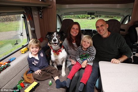 Οικογένεια πούλησε το σπίτι της και γυρίζει την Ευρώπη για να γνωρίσει τους φίλους της στο Facebook [βίντεο & εικόνες] | iefimerida.gr 0