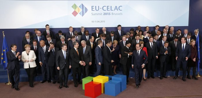 Αγκαλιές, αστεία και ένα τρυφερό φιλί στην Μέρκελ - Τα παρασκήνια της Συνόδου Κορυφής [εικόνες] | iefimerida.gr 0