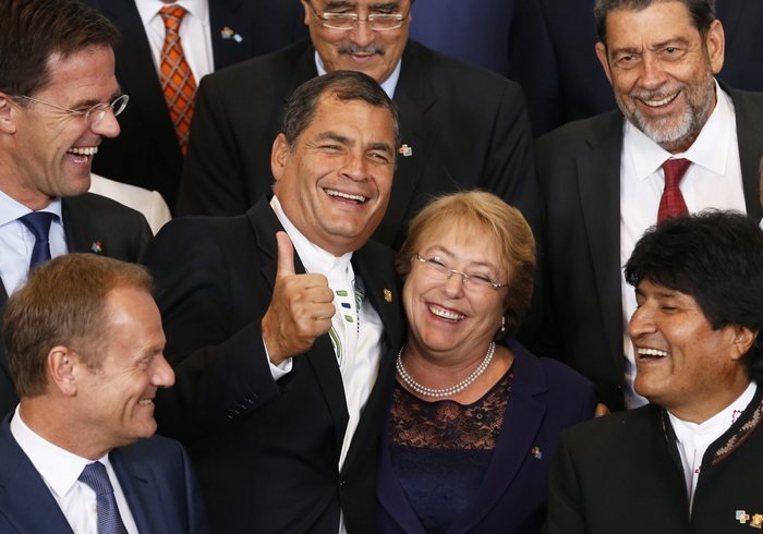 Αγκαλιές, αστεία και ένα τρυφερό φιλί στην Μέρκελ - Τα παρασκήνια της Συνόδου Κορυφής [εικόνες] | iefimerida.gr 2